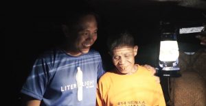 Für die ärmsten Menschen der Welt. (Foto: Liter of Light)