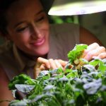 Lachende Frau. (Foto: SproutsIO Inc.)