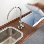 Ein Waschbecken und ein Kühlschrank. (Foto: Minim)