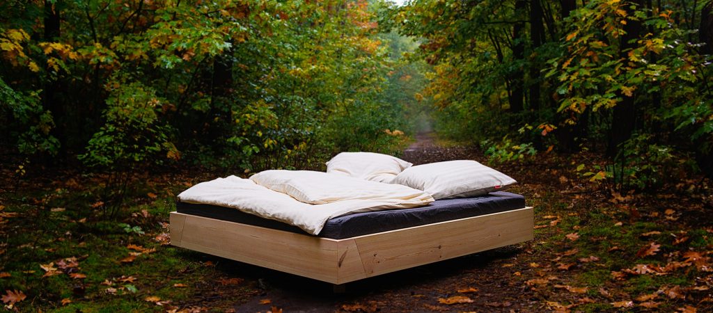 Ein Bett im Wald? Nunja. (Foto: Julia Kneuse / kneuse.de)