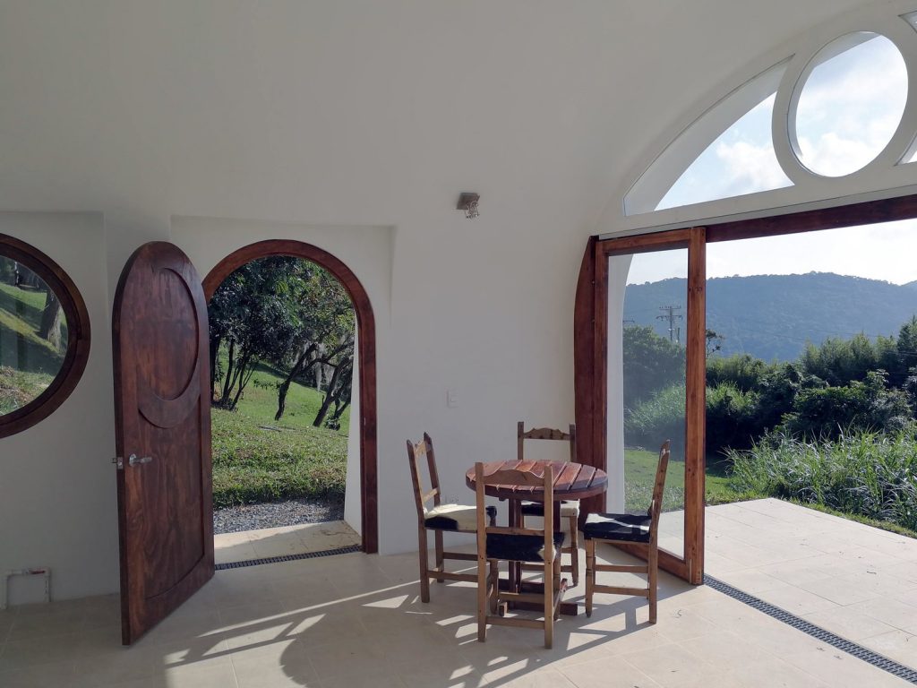 Große Fenster gibt es zum Teil auch. (Foto: Biotekt)