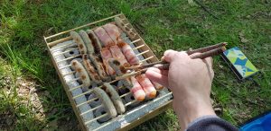 Ja, die Grillzange ist aus Holz. Und selbstgebastelt. (Foto: Sven Wernicke)