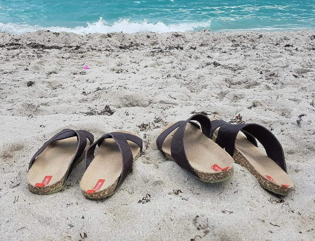 Teile der Sandalen stammen aus dem Meer. Genauer: Plastikflasche wurden verarbeitet. (Foto: Zouri)