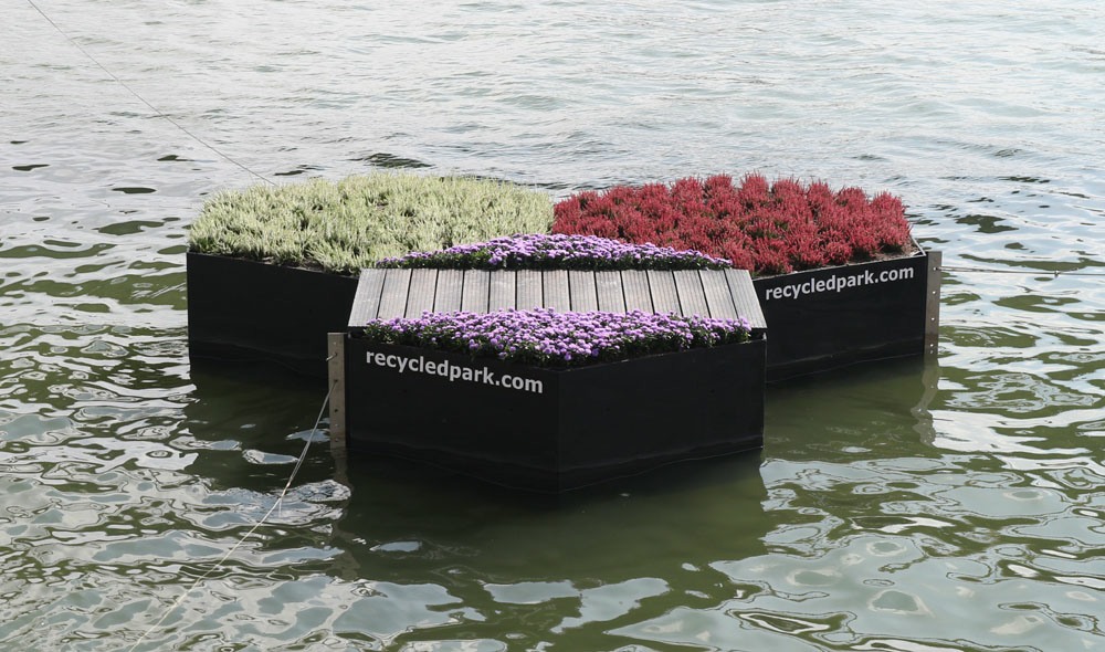 Die Plattformen bestehen aus Plastikabfall, der zuvor eingesammelt wurde. (Foto: Recycled Park Foundation)