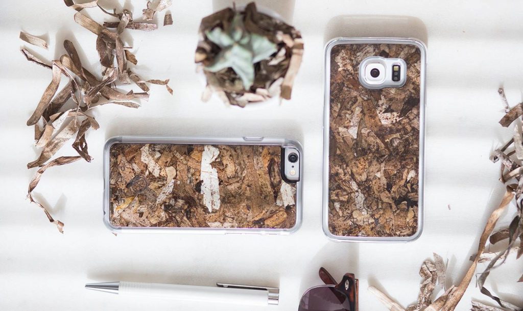 Jede Smartphone-Hülle aus Seegras ist individuell. (Foto: Phee)