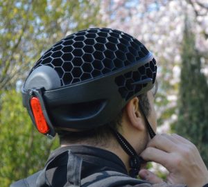Der Helm besteht aus recyceltem Plastikmüll. (Foto: Cyclo Technology)