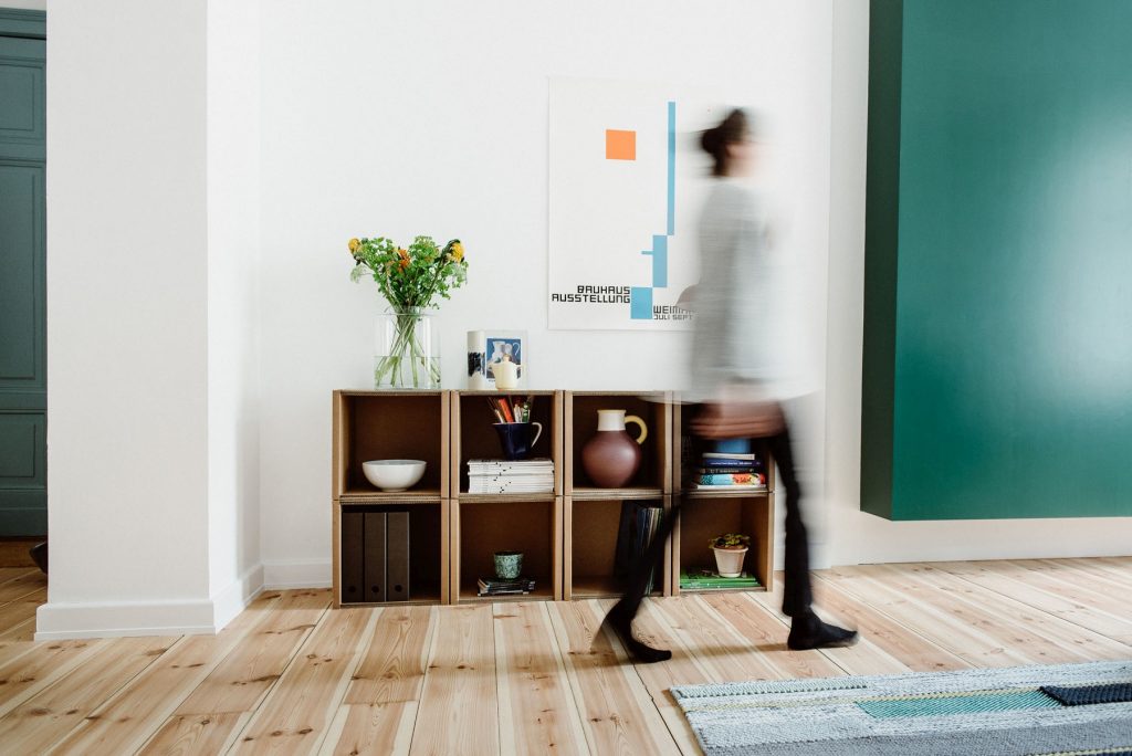 Ein Regal aus Pappe? Das kann auch gut aussehen. (Foto: Room in a Box)