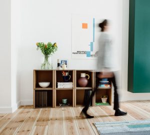 Ein Regal aus Pappe? Das kann auch gut aussehen. (Foto: Room in a Box)