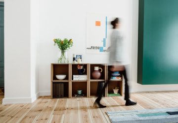 Ein Regal aus Pappe? Das kann auch gut aussehen. (Foto: Room in a Box)