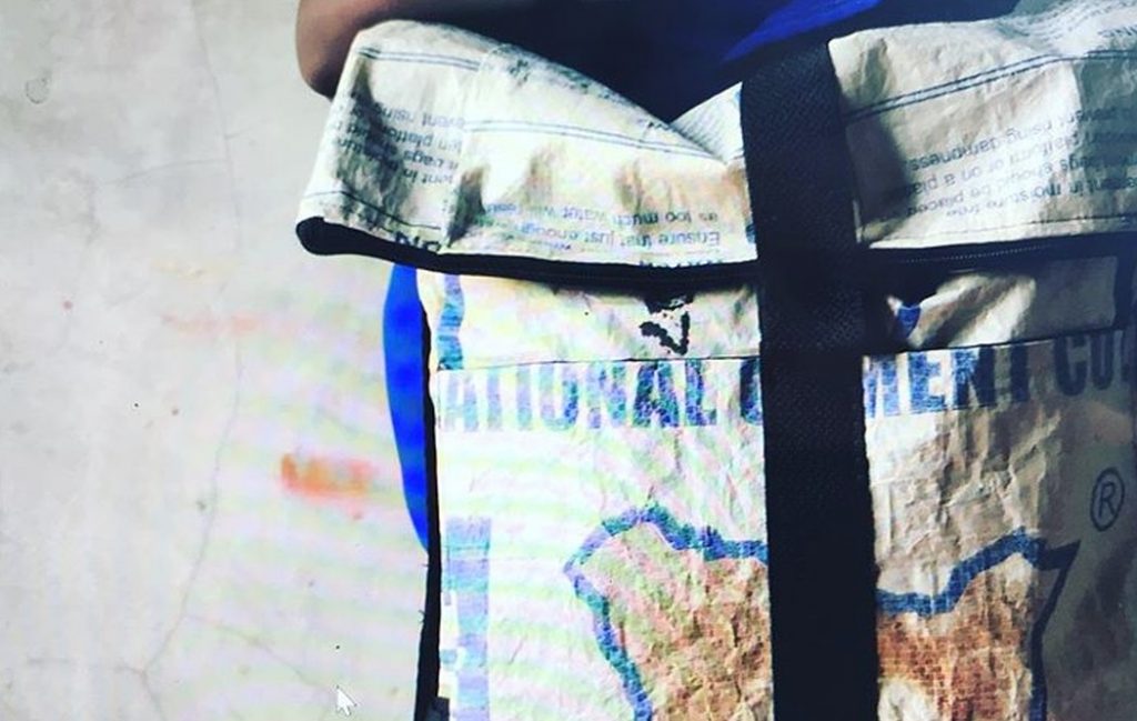 Erstaunlich, was man aus Zementsäcken machen kann. (Foto: Nyuzi Blackwhite)