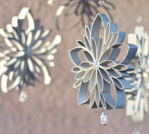 Dieser Deko-Artikel besteht aus alten Papierrollen. (Foto: Veraviglie)