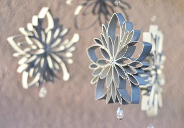 Dieser Deko-Artikel besteht aus alten Papierrollen. (Foto: Veraviglie)