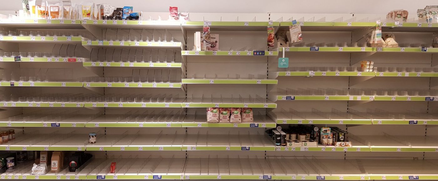 Das geplünderte dmBio-Regal in einer dm-Filiale in Dresden. (Foto: Sven Wernicke)