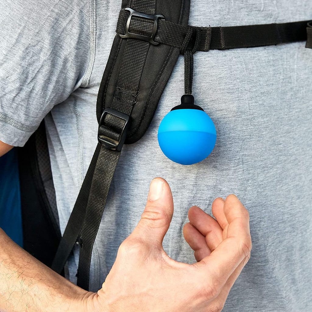 Der SaniBall lässt sich bequem tragen. (Foto: KÄFFERLEIN & KÖHNE GmbH & Co. KG)
