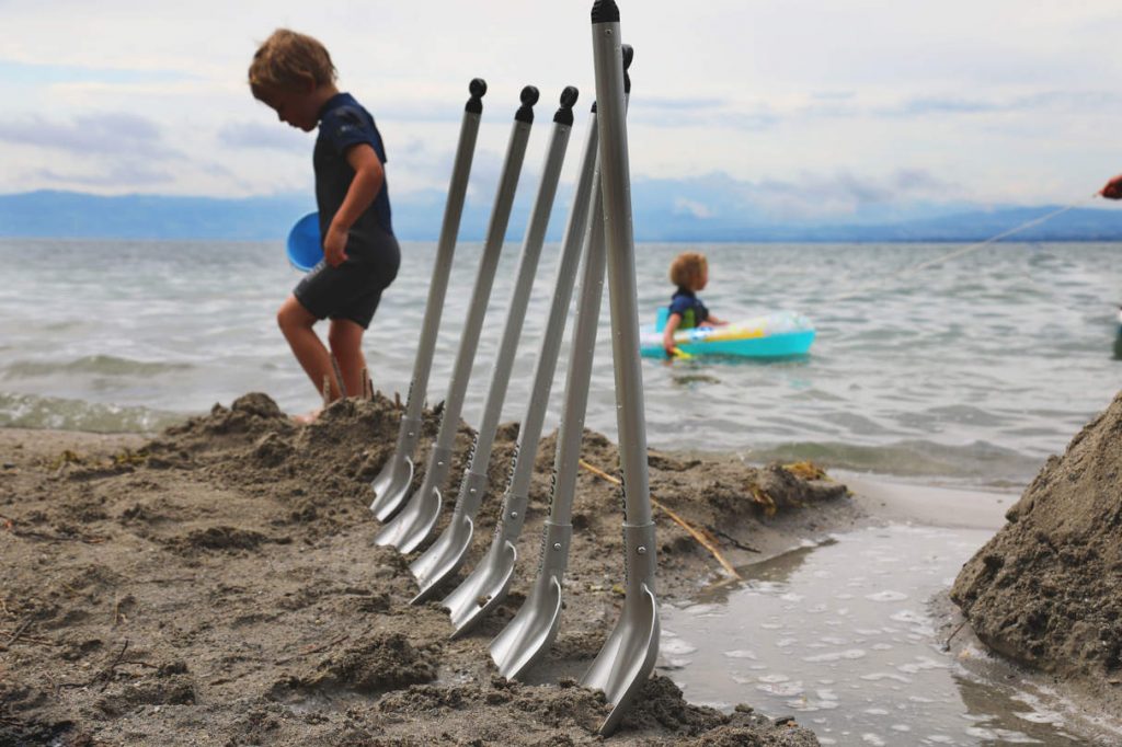 Schicke Schaufeln für Strand und Sandkiste. (Foto: Element Tools)