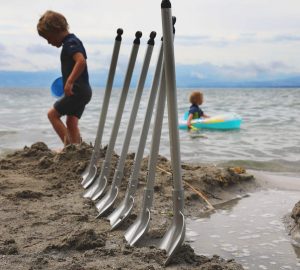 Schicke Schaufeln für Strand und Sandkiste. (Foto: Element Tools)