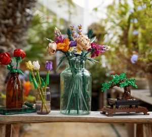 Blumenstraus und Bonsai - die Pflanzen-Teile bestehen aus einem neuen Kunststoff. (Foto: LEGO)