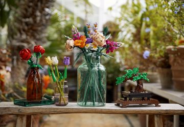 Blumenstraus und Bonsai - die Pflanzen-Teile bestehen aus einem neuen Kunststoff. (Foto: LEGO)