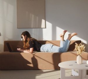 Dezente, einfach gehaltene Möbel - aber sie sind besser als manch andere. (Foto: Staxxiom)