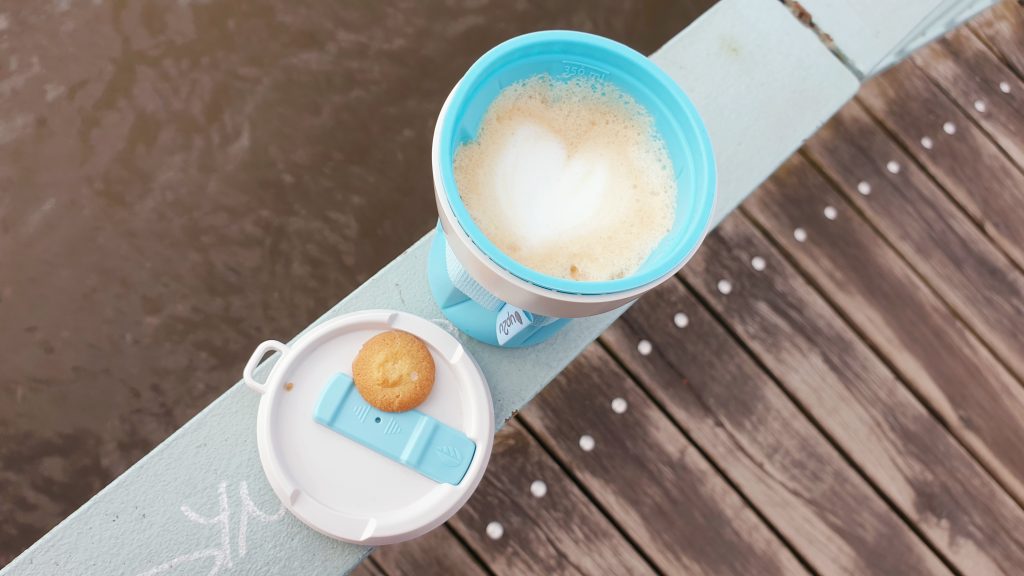 My useful Cup: Blauer Becher im Einsatz am Blauen Wunder (Foto: Anne-Kathrin Gericke)