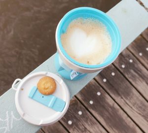 My useful Cup: Blauer Becher im Einsatz am Blauen Wunder (Foto: Anne-Kathrin Gericke)