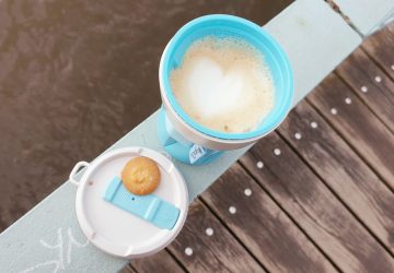 My useful Cup: Blauer Becher im Einsatz am Blauen Wunder (Foto: Anne-Kathrin Gericke)