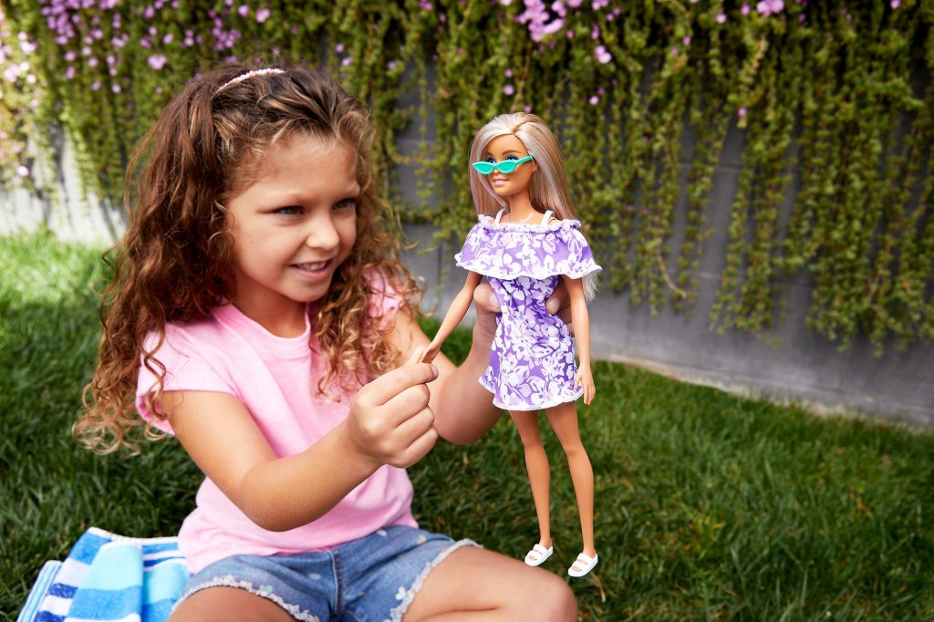 Auf den Pressefotos gibt es keine mit Barbie spielenden Jungs... (Foto: Mattel)