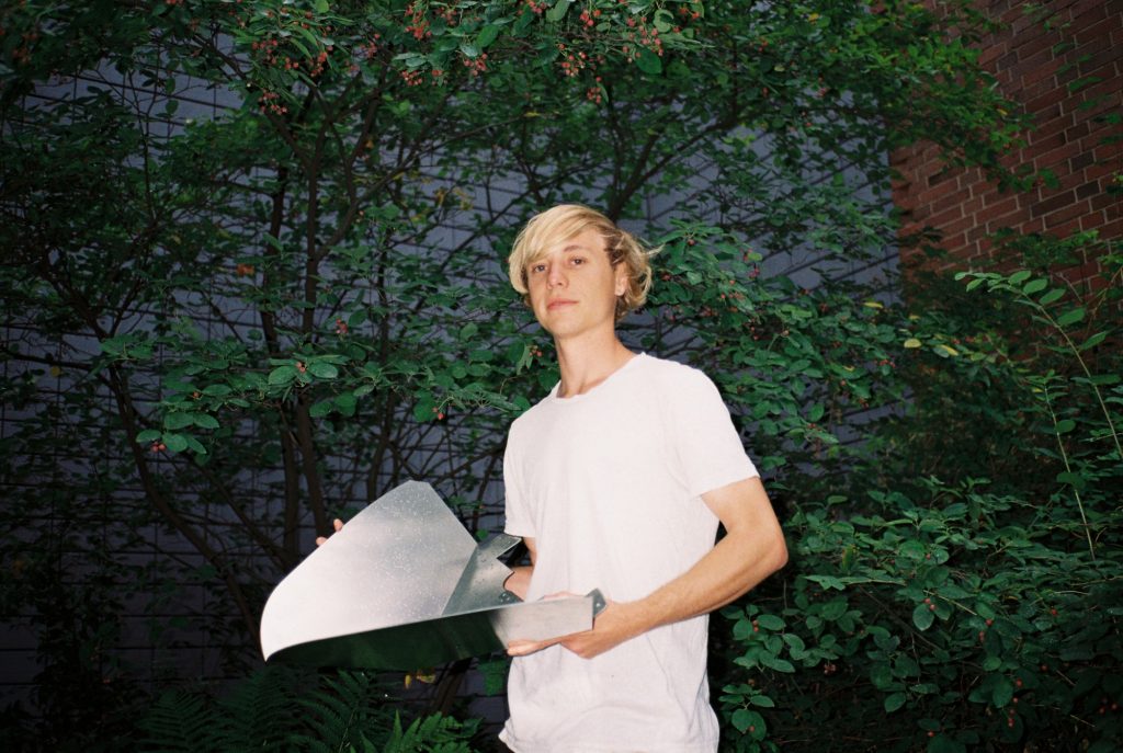Tobias Trübenbacher mit einem Teil seiner Straßenlampe Papilio. (Foto: Tobias Trübenbacher)