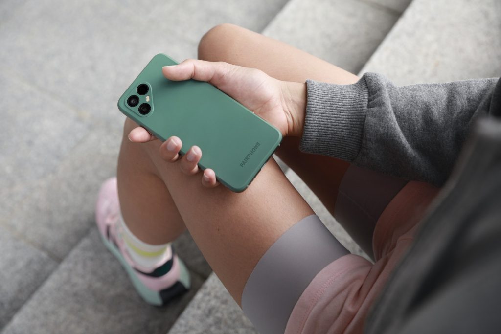 Je länger ihr das Fairphone 4 benutzt, desto geringer wird euer CO²-Fußabdruck. (Foto: Fairphone)