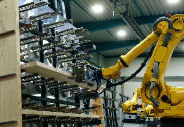 Roboter bauen aus Stroh Module für Gebäude. (Foto: Holz Automation GmbH)